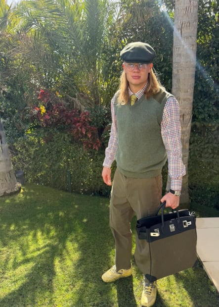 El futbolista noruego usa bolsos amplios. Foto: Instagram @erling