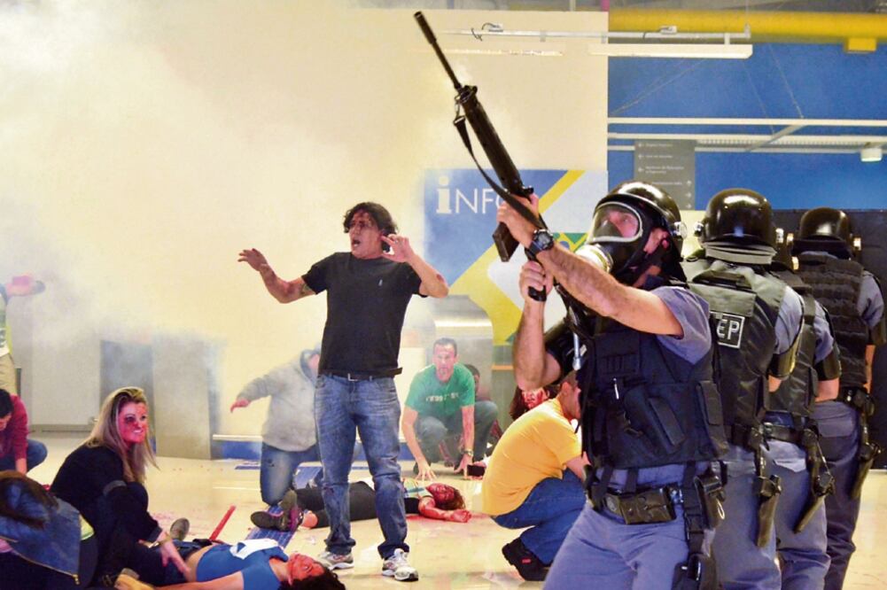 Policías militares, socorristas y actores, durante un simulacro de atentado terrorista realizado ayer en el Aeropuerto de Sao José dos Campos, en Sao Paulo, previo a los Juegos Olímpicos de Río de Janeiro (NILTON CARDIN. XINHUA)