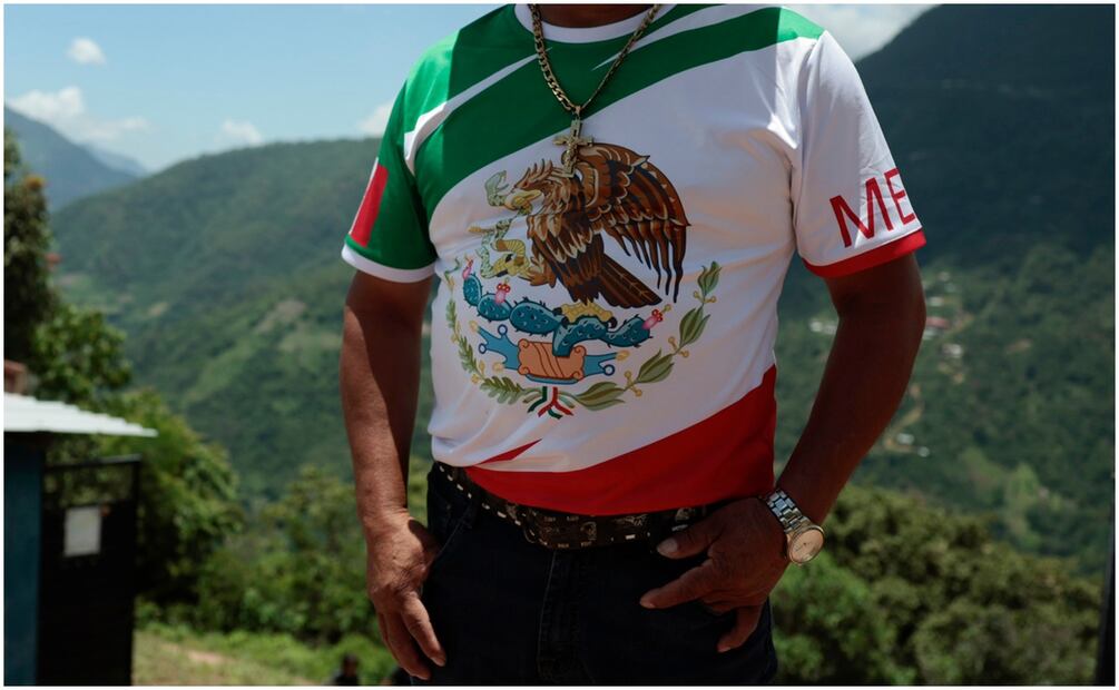 Un hombre con la playera del escudo de la bandera de México muestra a la cámara el simbolismo de sus raíces mexicanas mientras huye de la violencia en Chiapas para refugiarse en la comunidad Ampliación Nueva Reforma, en Santa Eulalia, provincia de Huehuetenango (Guatemala). Foto: EFE / David Toro