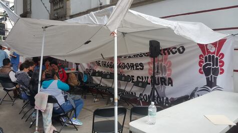 Mantienen plantón en oficinas de AMLO; amagan con ampliarlo