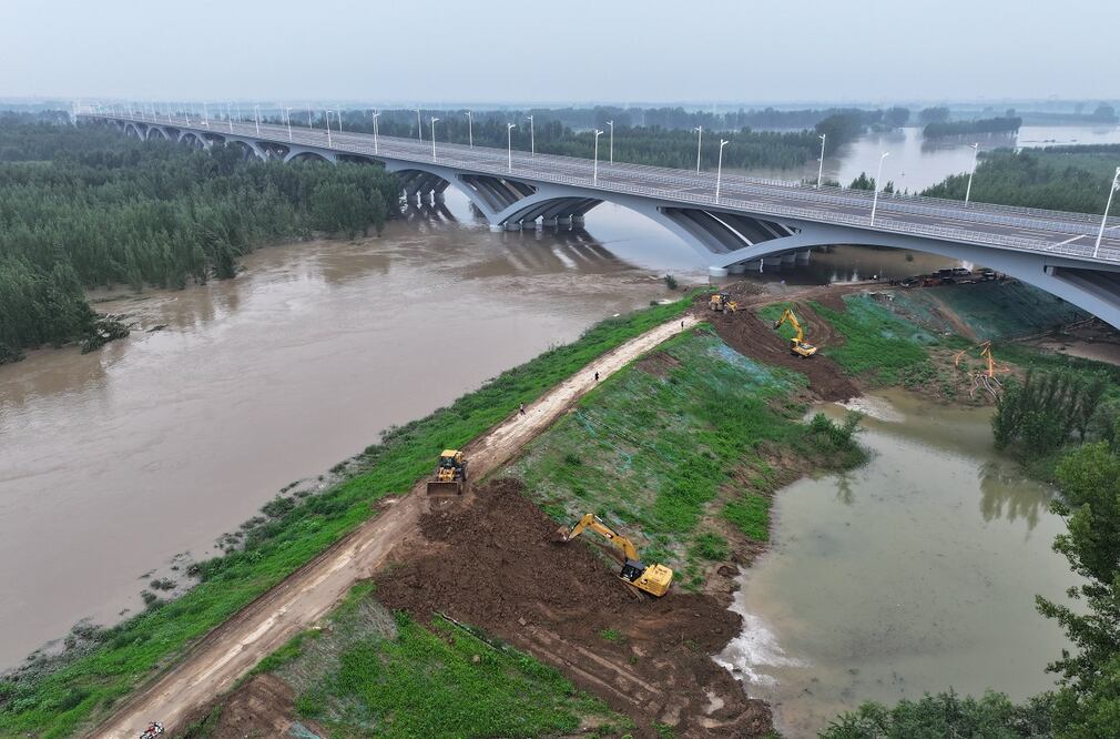 Una vista aérea de los trabajadores que realizan operaciones de refuerzo en un terraplén del río Baigou en el nuevo municipio de Baigou, Baoding de la provincia de Hebei. Foto: EFE
