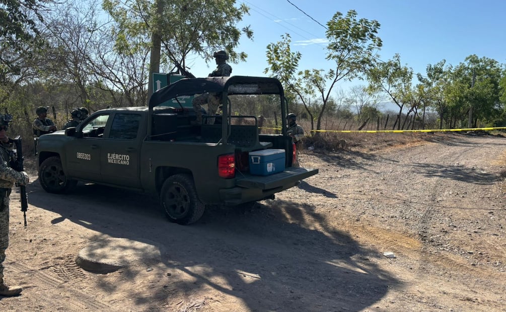 En operativos terrestres efectuados por el Ejército en los municipios de Culiacán y Badiraguato, lograron asegurar armas de fuego. | Foto: Especial.