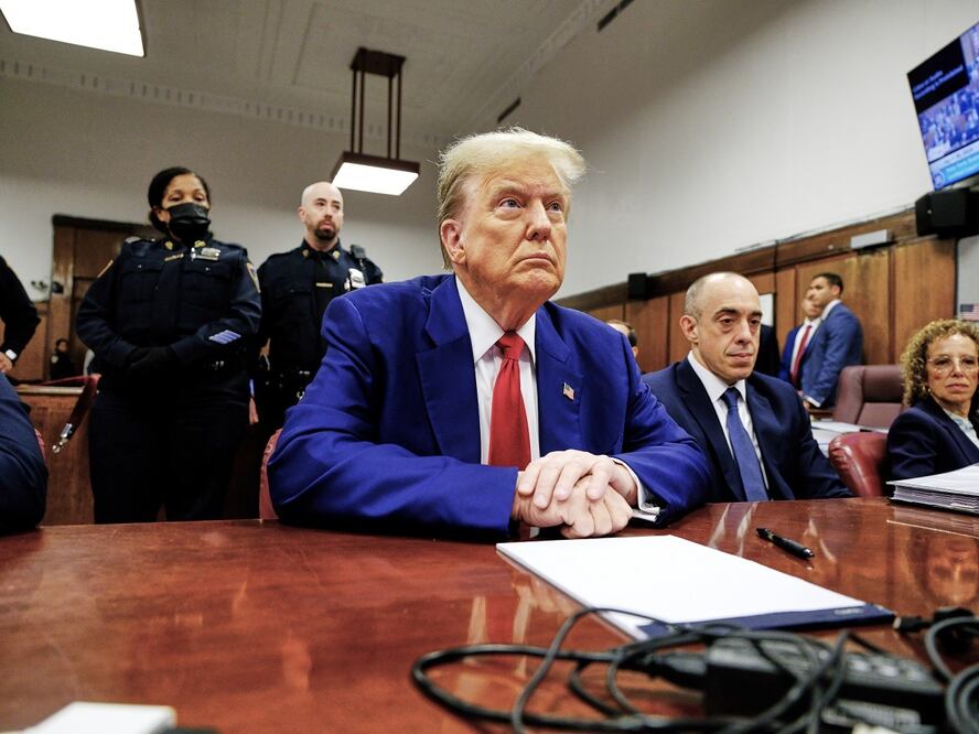 El expresidente estadounidense, Donald Trump, en una audiencia en Nueva York por el juicio en su contra por el pago a una actriz de cine para adultos para ocultar su affaire. FOTO: EFE
