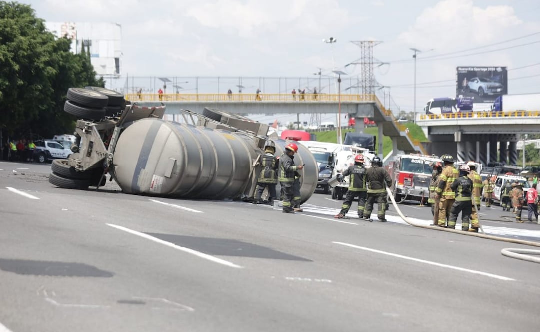 Pipa con combustible vuelca en autopista México-Pachuca (13/07/2025). Foto: Francisco Rodríguez / EL UNIVERSAL