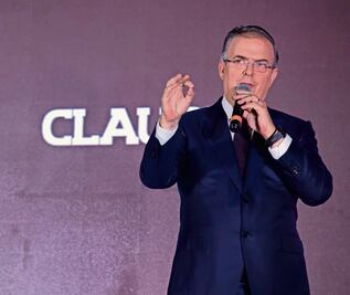 Acusa Ebrard acarreo masivo a favor de Claudia; ella lo niega