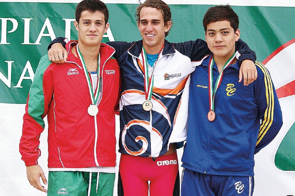 Mateo González (izq.) y Lorenzo Loria (centro) son dos de los tres nadadores que no se presentaron ayer a sus pruebas en los Mundiales de Kazán (ARCHIVO EL UNIVERSAL)