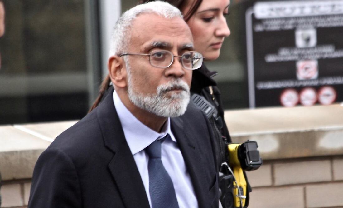 Subramanyam “Subu” Vedam camina frente al juzgado del condado de Centre en Bellefonte, Pensilvania, el 6 de febrero de 2025, durante una audiencia sobre nuevas pruebas descubiertas en su caso de asesinato de 1983. Foto: AP