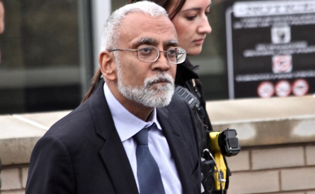 Subramanyam “Subu” Vedam camina frente al juzgado del condado de Centre en Bellefonte, Pensilvania, el 6 de febrero de 2025, durante una audiencia sobre nuevas pruebas descubiertas en su caso de asesinato de 1983. Foto: AP