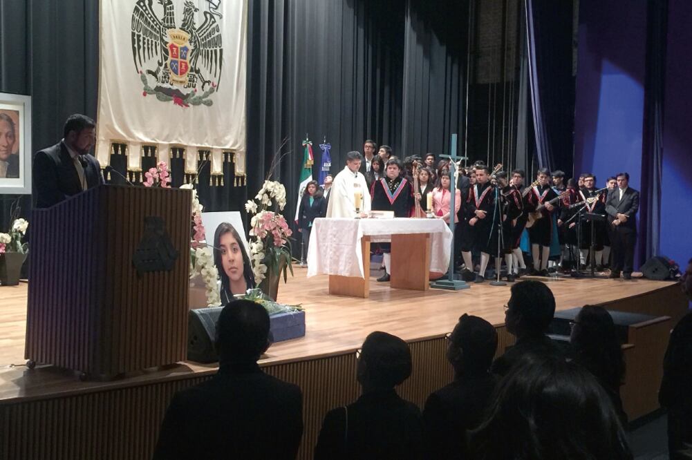 Los padres y el hermano de Fátima, la adolescente de 15 años que fue secuestrada el viernes en la Gustavo A. Madero y hallada sin vida horas más tarde en el Edomex, participaron en la despedida que le ofrecieron alumnos y comunidad. (CORTESÍA)