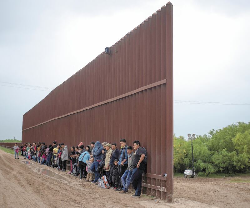 Indocumentados de Centroamérica antes de entregarse ante la Patrulla Fronteriza, luego de cruzar el río Grande en Peñitas, Texas. ADREES LATIF. REUTERS