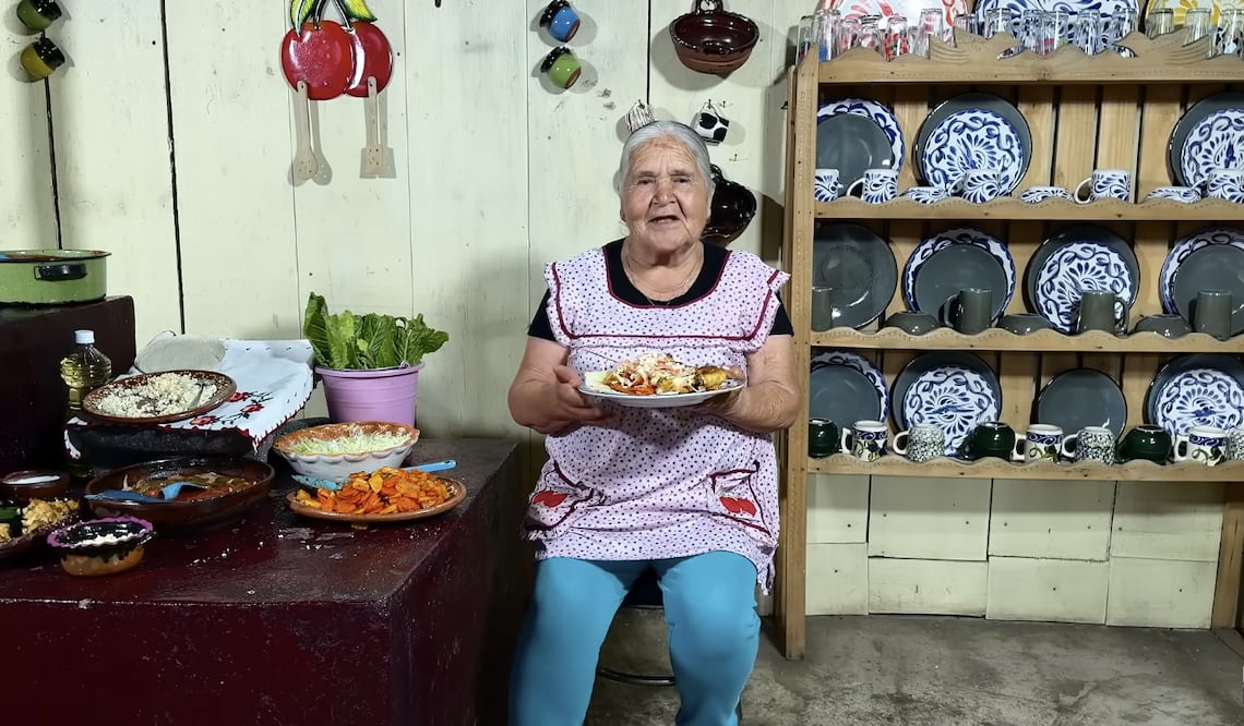 El toque picosito de esta receta hará que no te resistas a comer una enchilada placera. Foto: Captura de pantalla / YouTube "De Mi Rancho a Tu Cocina"