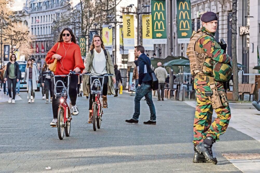 Un soldado patrulla la calle Meir en Amberes, la segunda ciudad más grande de Bélgica y conocida por el comercio de diamantes (GEERT VANDEN WIJNGAERT. AP)