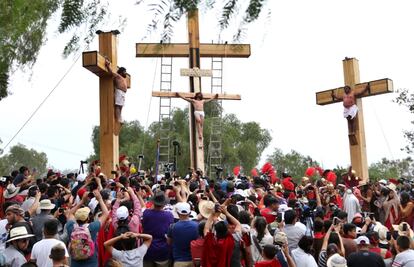 Crucifican a Cristo de Iztapalapa en el Cerro de la Estrella