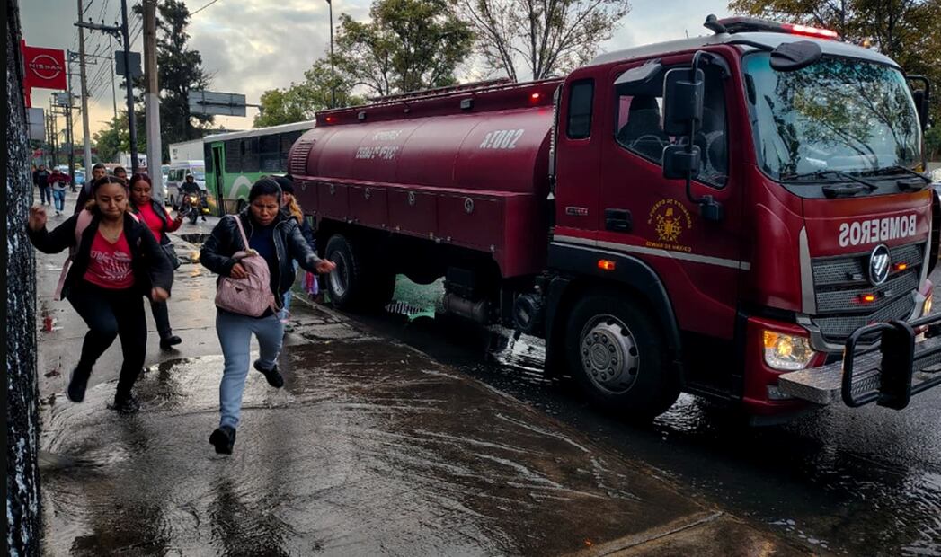 Graves afectaciones se observan en la Calzada Ignacio Zaragoza tras las fuertes lluvias de la madrugada de este martes en la mayor parte de la Ciudad de México, el 12 de agosto de 2025. Foto: Luis Camacho/EL UNIVERSAL