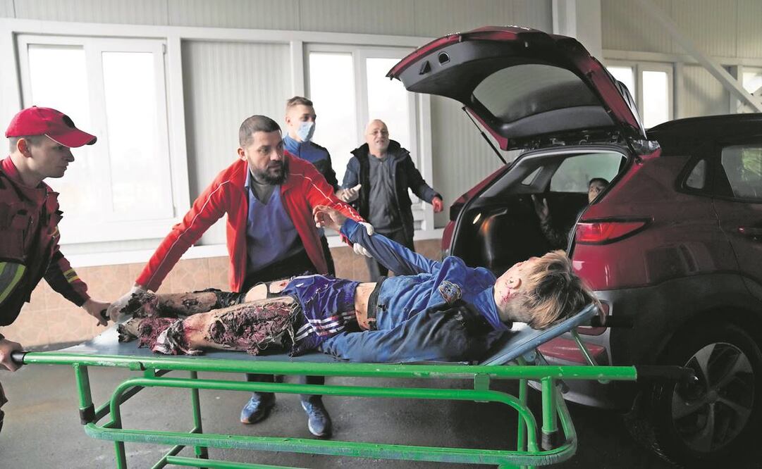 Ilya, un ucraniano de 16 años, jugaba futbol en Mariupol cuando fue alcanzado por un bombardeo ruso. Al llegar al hospital, había muerto. Foto: EVGENIY MALOLETKA/ AP.