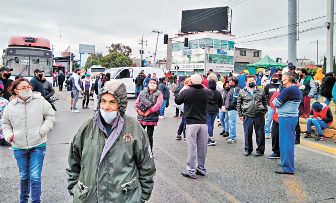 Propietarios y empleados de antros y bares cerraron avenida Central en su entronque con R-1, así como el Circuito Exterior Mexiquense. EMILIO FERNÁNDEZ. EL UNIVERSAL