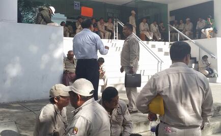 Empleados protestan en Secretaría de Salud de Oaxaca