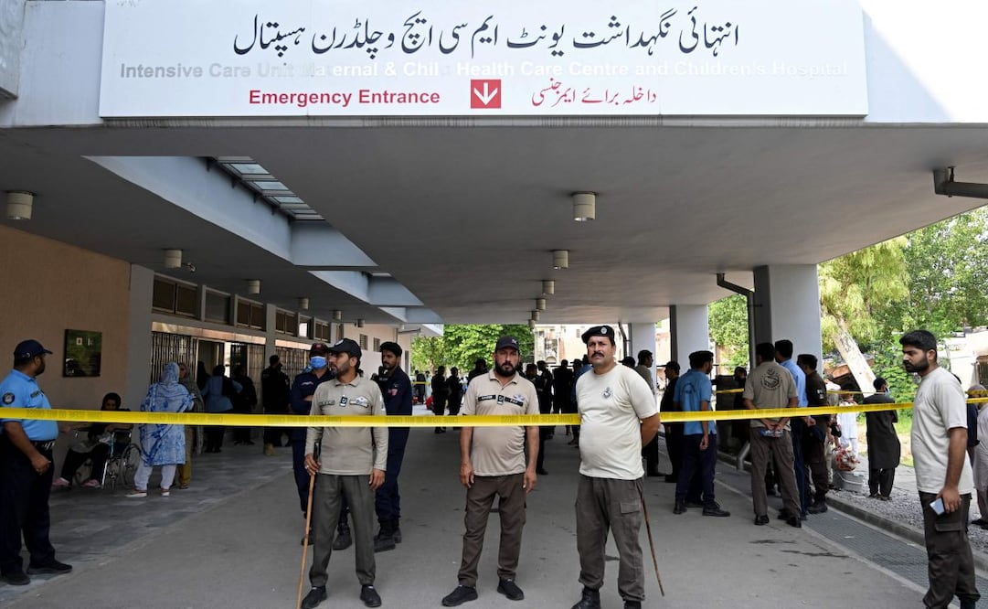 Personal de seguridad monta guardia tras un incendio ocurrido en el exterior de la unidad de salud materno-infantil del hospital del Instituto de Ciencias Médicas de Pakistán (PIMS). Foto: AFP