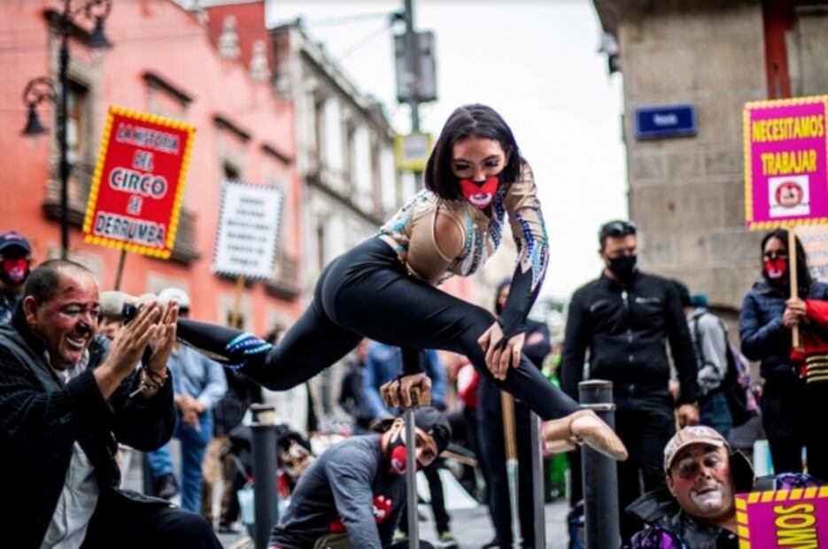 Clases por TV, fuerza policial y la piñata de López-Gatell, entre las fotos de la semana