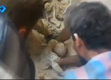 Video muestra el rescate del cuerpo de un bebé en Siria
