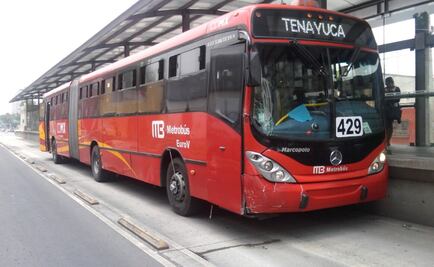 Cinco heridos deja choque de camioneta con Metrobús