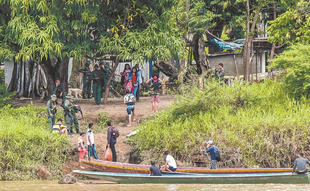 Venezolanos tras cruzar el río Arauca desde La Victoria, Venezuela, hasta el municipio de Arauquita, Colombia. Foto: Fernándo Martínez Cervera. AFP