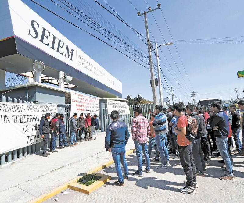A bordo de cinco autobuses, 200 normalistas llegaron ayer al mediodía a las instalaciones de la SEIEM en Santa Cruz Atzcapotzaltongo, en Toluca. Foto: JORGE ALVARADO. EL UNIVERSAL