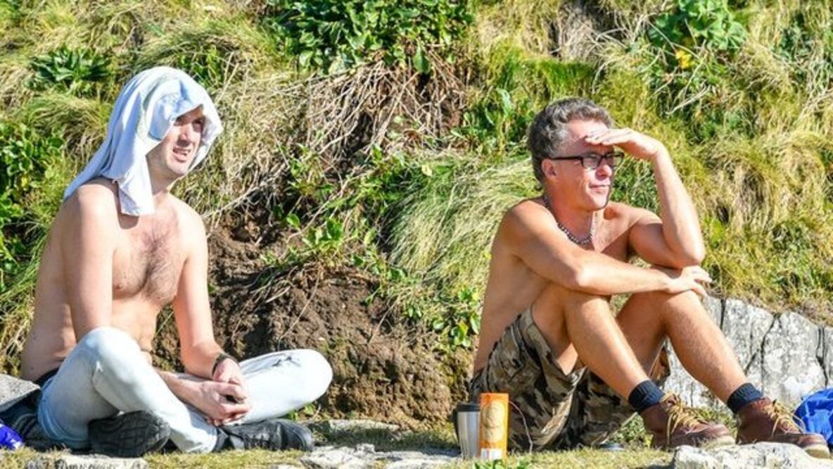 ¿Tomando sol en Devon, en el suroeste de Inglaterra, en pleno febrero? Es una estampa bastante inusual. Foto: PA 