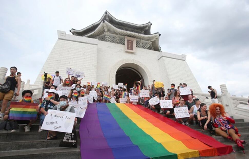 Cientos salen a celebrar en Taiwán el Día del Orgullo en plena pandemia