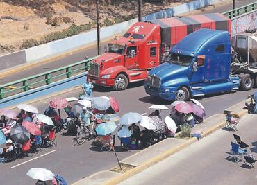 Maestros paralizan la ciudad con bloqueos y plantón