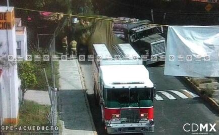 Bomberos retiran carga de tráiler en Xochimilco