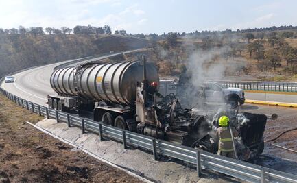 Tractocamión cargado de turbosina se incendia en la México-Puebla; conductor se dio a la fuga