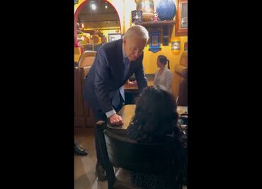 Captan a Biden hablando sin cubrebocas en restaurante de Las Vegas tras dar positivo a Covid-19