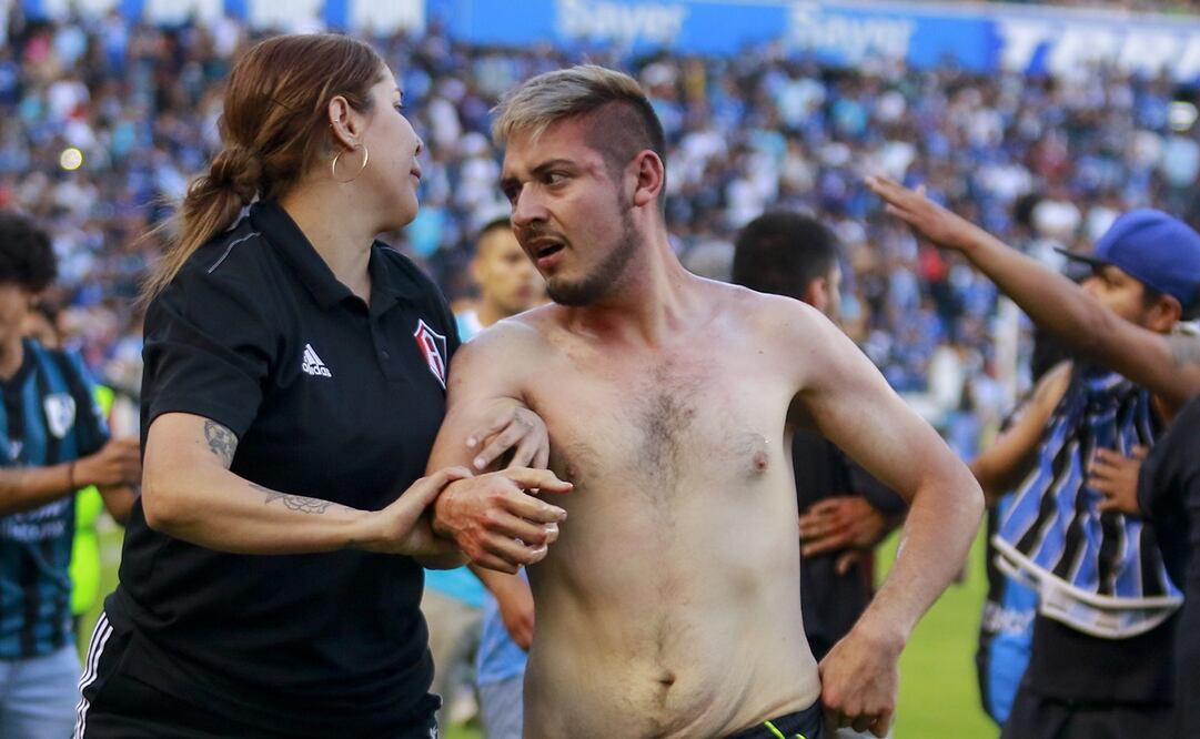 Aficionados de Atlas fueron agredidos brutalmente por gente de Querétaro - FOTO: Agencias