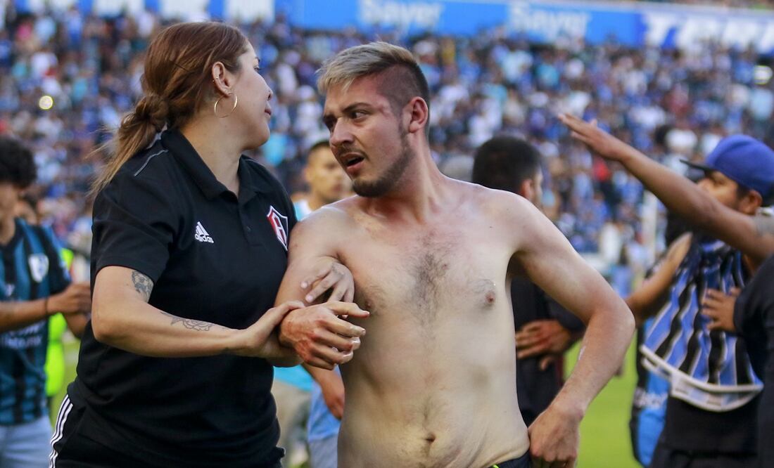 Aficionados de Atlas fueron agredidos brutalmente por gente de Querétaro - FOTO: Agencias