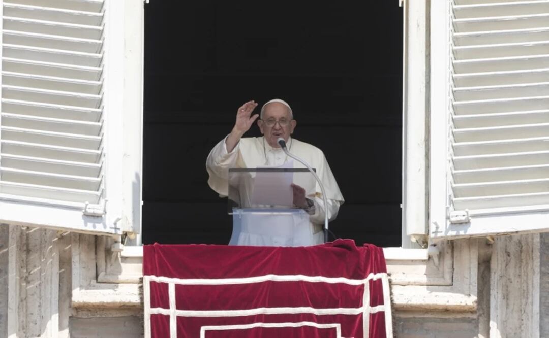 El papa Francisco da la bendición durante el Ángelus desde la ventana de su estudio con vista a la Plaza de San Pedro, en el Vaticano. Foto: AP