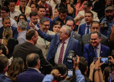 Rocha propone nueva etapa para la UAS; asiste al informe y toma de protesta de Madueña