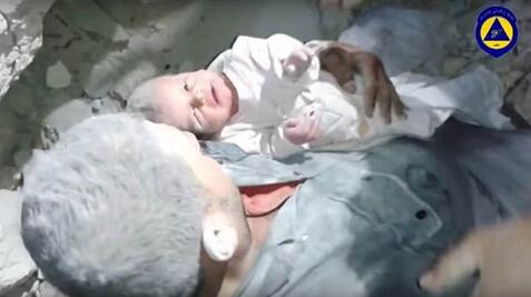 Video. Rescatan a bebé que sobrevivió a bombardeo en Siria