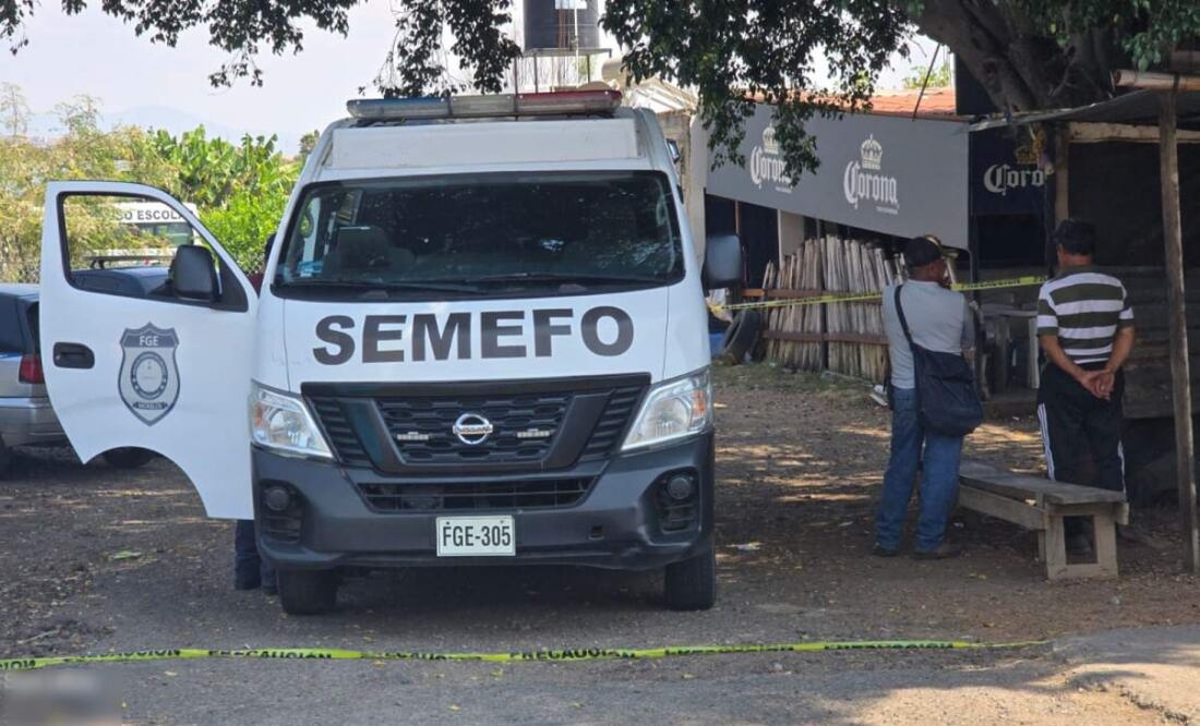 La víctima fue atacada junto a la carretera Xochimilco-Oaxtepec en Tlayacapan, Morelos, por lo que elementos del Semefo arribaron para el levantamiento del cuerpo (27/02/2025). Foto: Especial