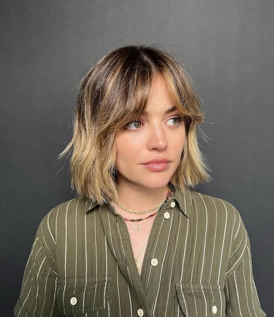 Lucy Hale con un corte bob en capas y fleco de cortina. Foto: Instagram @lucyhale