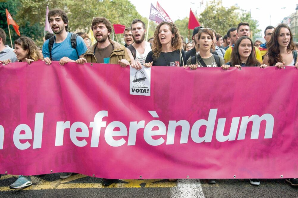 Estudiantes universitarios marcharon en favor del referéndum de Cataluña para independizarse de España, el jueves pasado. (JOSEP LAGO. AFP)