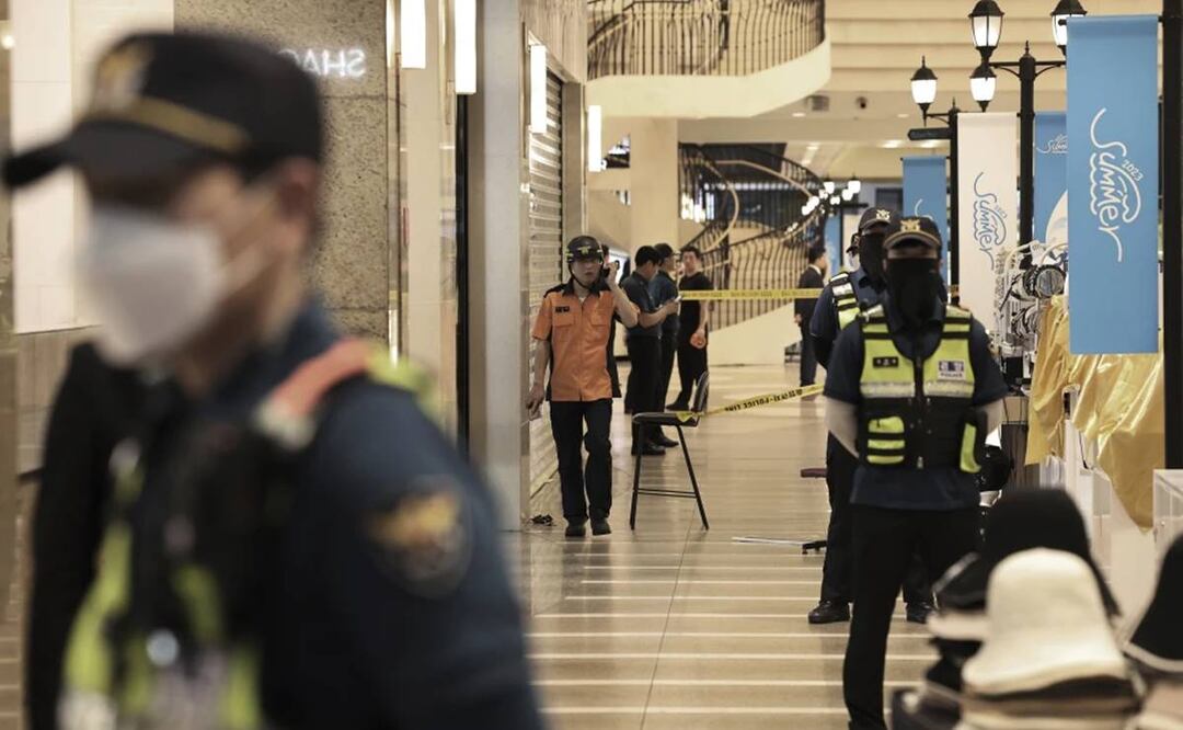 Agentes de policía acordonan el lugar donde se produjo un ataque con arma blanca cerca de una estación de metro en Seongnam, Corea del Sur, el jueves 3 de agosto de 2023. Foto: AP)