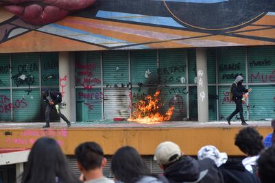 Encapuchados realizan pintas en Rectoría, a un año del ataque a estudiantes del CCH