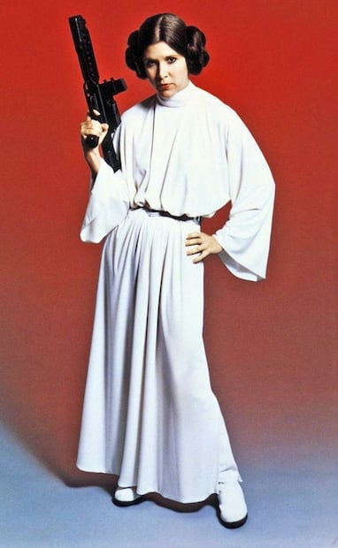 El diseño de vestuarios como el de la princesa Leia Organa se debe a John Mollo, quien supo darle a la joven rebelde el aire de realeza con toques tan modernos como épicos. Pinterest.