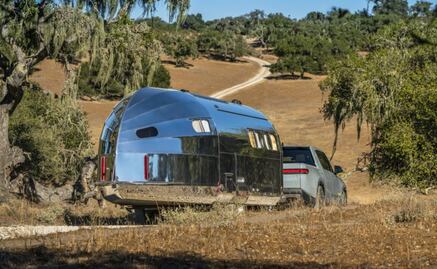 La casa rodante que permite recargar autos eléctricos
