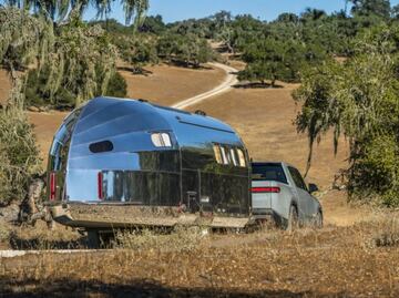 La casa rodante que permite recargar autos eléctricos