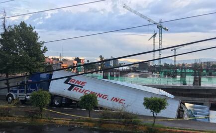 Tráiler cae en socavón en avenida Oceanía