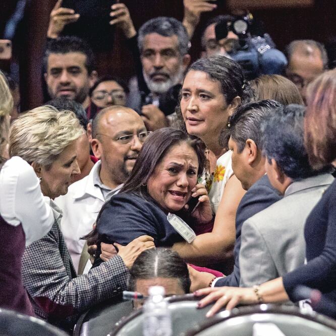 Compañeros de la legisladora Medel Palma corrieron a brindarle su apoyo y trataban de tranquilizarla ante la crisis nerviosa que sufrió por el homicidio de su hija. Foto: GALO CAÑAS. CUARTOSCURO
