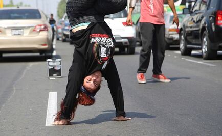 Bailarines venezolanos encuentran trabajo en calles de Perú