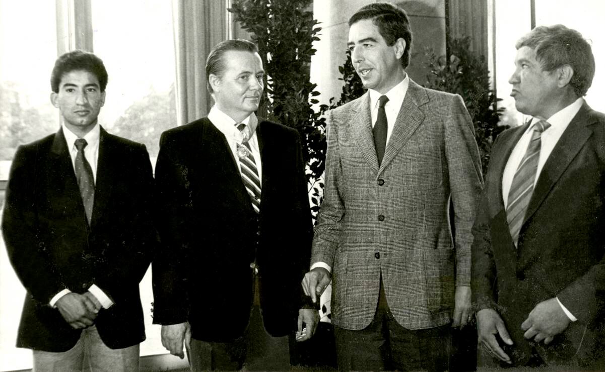 Ernesto Canto (izq.) y el profesor Jerzy (der. de Canto) recibieron invitaciones a diversas ceremonias tras el éxito de 1984, donde se reunirían incluso con el también campeón Pedraza (der.). Archivo EL UNIVERSAL.
